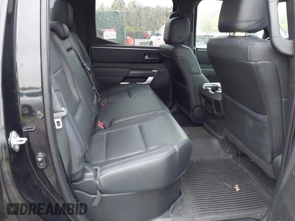 ✅ 2022 Toyota Tundra Platinum • VIN: 5TFNA5DB4NX025817 • Lot: 43638684. Wystawiony na IAAI z przebiegiem 76 854 mil. Bezpłatny archiwum sprzedaży aukcyjnych z USA i szczegółowy raport historii pojazdu na DreamBid. Zdjęcie 8.