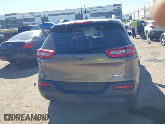 ✅ 2018 Jeep Cherokee Latitude • VIN: 1C4PJLCB2JD573390 • Lot: 43583916. Wystawiony na IAAI z przebiegiem 116 699 mil. Bezpłatny archiwum sprzedaży aukcyjnych z USA i szczegółowy raport historii pojazdu na DreamBid. Zdjęcie 17.