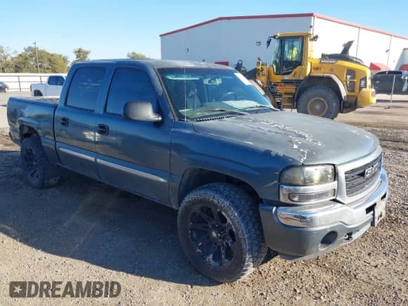 2006 GMC Sierra 1500 SL with VIN 2GTEC13V561241074, listed as a IAAI auction lot 43550364 with 206,725 mi miles and . Bid and sale history available at DreamBid. Image 1.