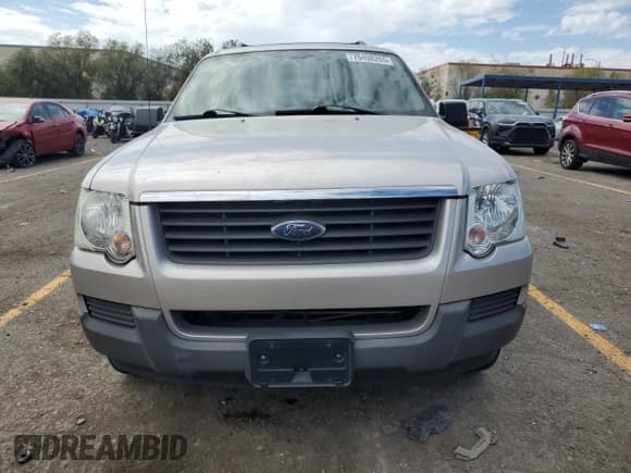 ✅ 2006 Ford Explorer XLS • VIN: 1FMEU62EX6UA01207 • Lot: 70498265. Wystawiony na Copart z przebiegiem 203 009 mil. Bezpłatny archiwum sprzedaży aukcyjnych z USA i szczegółowy raport historii pojazdu na DreamBid. Zdjęcie 5.