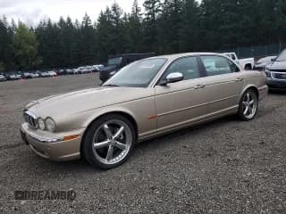 ✅ 2005 Jaguar XJ Vanden Plas • VIN: SAJWA82C65SG42882 • Lot: 67870935. Wystawiony na Copart z przebiegiem 114 201 mil. Bezpłatny archiwum sprzedaży aukcyjnych z USA i szczegółowy raport historii pojazdu na DreamBid. Zdjęcie 1.