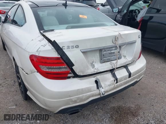 ✅ 2012 Mercedes-Benz C 250 • VIN: WDDGJ4HB5CF783042 • Lot: 42303857. Wystawiony na IAAI z przebiegiem 138 058 mil. Bezpłatny archiwum sprzedaży aukcyjnych z USA i szczegółowy raport historii pojazdu na DreamBid. Zdjęcie 6.