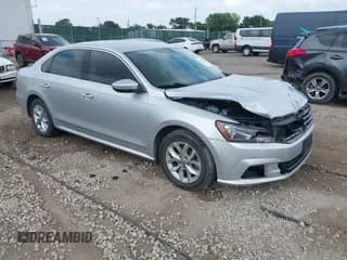 ✅ 2017 Volkswagen Passat S • VIN: 1VWAT7A3XHC070397 • Lot: 42792582. Wystawiony na IAAI z przebiegiem 83 575 mil. Bezpłatny archiwum sprzedaży aukcyjnych z USA i szczegółowy raport historii pojazdu na DreamBid. Zdjęcie 1.