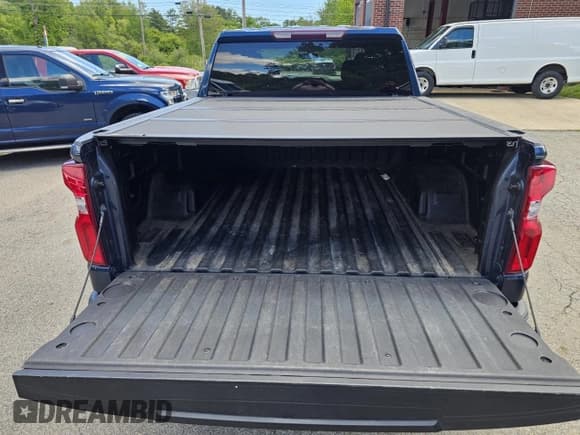 ✅ 2022 Chevrolet Silverado 1500 Custom • VIN: 3GCPYBEK5NG111420 • Lot: 58735745. Wystawiony na Copart z przebiegiem 118 861 mil. Bezpłatny archiwum sprzedaży aukcyjnych z USA i szczegółowy raport historii pojazdu na DreamBid. Zdjęcie 9.