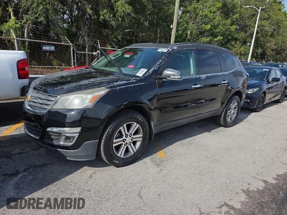 ✅ 2017 Chevrolet Traverse LT • VIN: 1GNKRGKD5HJ151386 • Lot: 42731250. Wystawiony na IAAI z przebiegiem 26 058 mil. Bezpłatny archiwum sprzedaży aukcyjnych z USA i szczegółowy raport historii pojazdu na DreamBid. Zdjęcie 1.