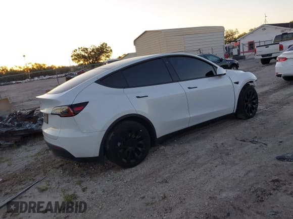 ✅ 2022 Tesla Model Y Long Range • VIN: 7SAYGDEE6NF313110 • Lot: 41703939. Wystawiony na IAAI z przebiegiem 12 468 mil. Bezpłatny archiwum sprzedaży aukcyjnych z USA i szczegółowy raport historii pojazdu na DreamBid. Zdjęcie 4.