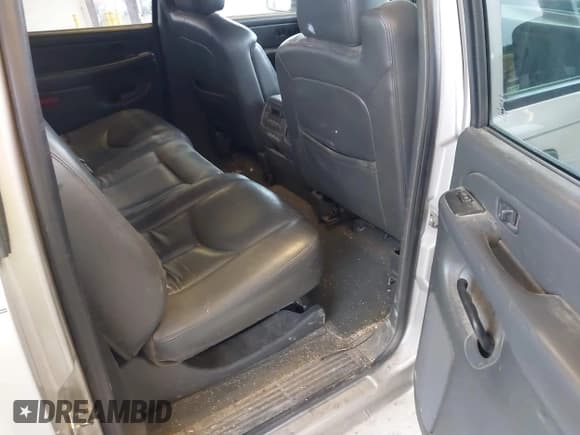 ✅ 2006 Chevrolet Silverado 2500HD LT1 • VIN: 1GCHK23U16F261716 • Lot: 41892408. Listed on IAAI with 273,228 mi. Free auction sales archive from the USA and detailed vehicle history report at DreamBid. Image 8.