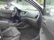 2018 Hyundai Tucson SEL z VIN KM8J33A43JU675099, wystawiony jako IAAI lot #42525066 z przebiegiem 130 289 mil mil oraz . Historia ofert i sprzedaży dostępna na DreamBid. Obrazek 5.