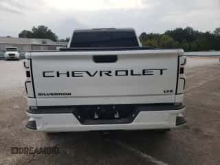 2024 Chevrolet Silverado 2500HD LTZ z VIN 2GC4YPEY8R1188561, wystawiony jako Copart lot #61419725 z przebiegiem 13 902 mil mil oraz Szkoda całkowita • Salvage title. Historia ofert i sprzedaży dostępna na DreamBid. Obrazek 6.