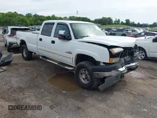 ✅ 2005 Chevrolet Silverado 2500HD LS • VIN: 1GCHK23285F930402 • Lot: 42322628. Wystawiony na IAAI z przebiegiem 218 392 mil. Bezpłatny archiwum sprzedaży aukcyjnych z USA i szczegółowy raport historii pojazdu na DreamBid. Zdjęcie 1.