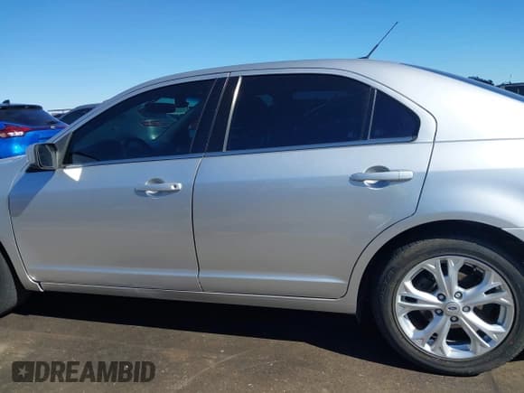 ✅ 2012 Ford Fusion SE • VIN: 3FAHP0HA9CR253758 • Lot: 43560812. Wystawiony na IAAI z przebiegiem 187 578 mil. Bezpłatny archiwum sprzedaży aukcyjnych z USA i szczegółowy raport historii pojazdu na DreamBid. Zdjęcie 14.