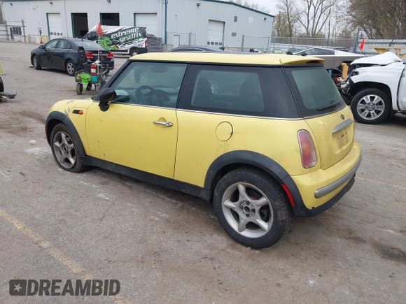 ✅ 2002 MINI Hardtop • VIN: WMWRC33452TC34781 • Лот: 42100266. Опубликован ранее на IAAI с пробегом 186 263 миль. Бесплатный доступ к архиву аукционных продаж из США и подробный отчёт об истории автомобиля на DreamBid. Изображение 3.