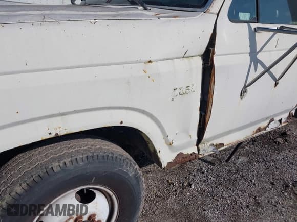 ✅ 1983 Ford F-350 • VIN: 1FDJF37G8DNA24140 • Лот: 43590786. Опубликован ранее на IAAI с пробегом 657 697 миль. Бесплатный доступ к архиву аукционных продаж из США и подробный отчёт об истории автомобиля на DreamBid. Изображение 11.