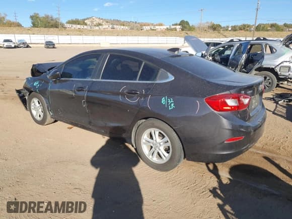 ✅ 2017 Chevrolet Cruze LT • VIN: 1G1BE5SMXH7162107 • Lot: 82661975. Wystawiony na Copart z przebiegiem 113 441 mil. Bezpłatny archiwum sprzedaży aukcyjnych z USA i szczegółowy raport historii pojazdu na DreamBid. Zdjęcie 2.