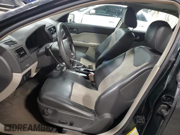 ✅ 2010 Mercury Milan Hybrid • VIN: 3MEDM0L32AR659094 • Lot: 53280235. Wystawiony na Copart z przebiegiem 127 393 mil. Bezpłatny archiwum sprzedaży aukcyjnych z USA i szczegółowy raport historii pojazdu na DreamBid. Zdjęcie 7.