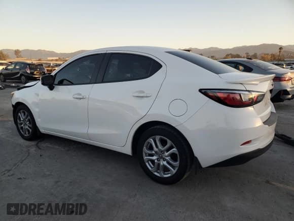 ✅ 2017 Toyota Yaris • VIN: 3MYDLBYV2HY168794 • Lot: 82632285. Wystawiony na Copart z przebiegiem 106 818 mil. Bezpłatny archiwum sprzedaży aukcyjnych z USA i szczegółowy raport historii pojazdu na DreamBid. Zdjęcie 2.