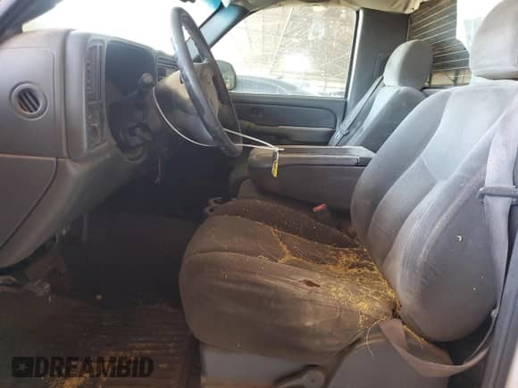 2004 Chevrolet Silverado 1500 LS z VIN 1GCEC14V54Z196818, wystawiony jako Copart lot #57126145 z przebiegiem Nie podano mil oraz Szkoda całkowita • Salvage title. Historia ofert i sprzedaży dostępna na DreamBid. Obrazek 7.