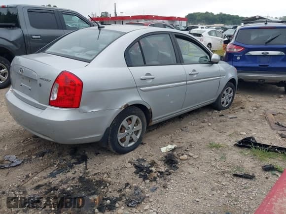 ✅ 2010 Hyundai Accent GLS • VIN: KMHCN4AC0AU405473 • Lot: 42973032. Listed on IAAI with 121,684 mi. Free auction sales archive from the USA and detailed vehicle history report at DreamBid. Image 4.