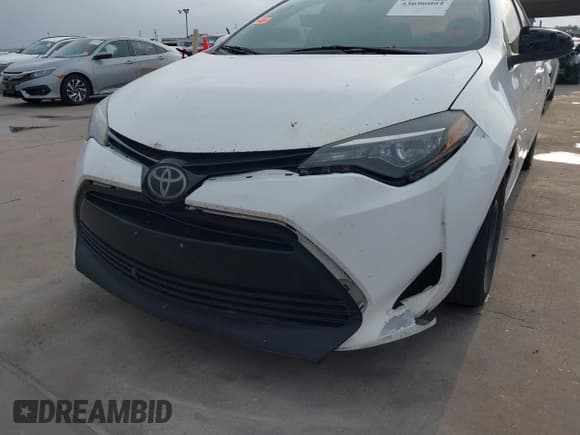 ✅ 2018 Toyota Corolla XLE • VIN: 5YFBURHE3JP819271 • Lot: 43696061. Wystawiony na IAAI z przebiegiem 212 431 mil. Bezpłatny archiwum sprzedaży aukcyjnych z USA i szczegółowy raport historii pojazdu na DreamBid. Zdjęcie 6.
