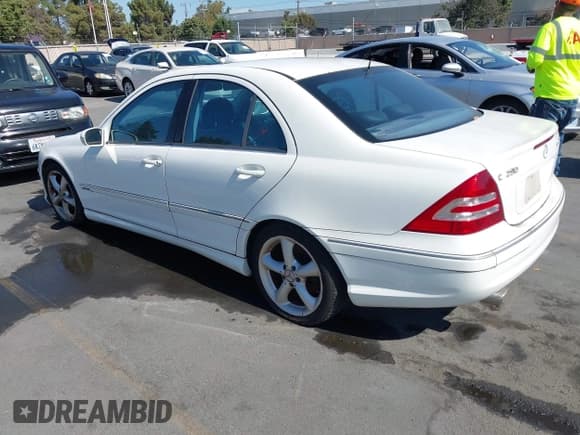 ✅ 2005 Mercedes-Benz C 230 Kompressor • VIN: WDBRF40J15F663425 • Lot: 43230038. Wystawiony na IAAI z przebiegiem 285 592 mil. Bezpłatny archiwum sprzedaży aukcyjnych z USA i szczegółowy raport historii pojazdu na DreamBid. Zdjęcie 3.