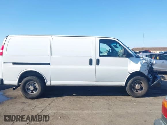 ✅ 2014 Chevrolet Express Cargo • VIN: 1GCWGFCA8E1165454 • Lot: 43226160. Wystawiony na IAAI z przebiegiem 222 902 mil. Bezpłatny archiwum sprzedaży aukcyjnych z USA i szczegółowy raport historii pojazdu na DreamBid. Zdjęcie 14.