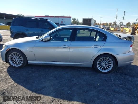 ✅ 2011 BMW 3 Series 335i • VIN: WBAPM5C5XBF181936 • Lot: 43573277. Wystawiony na IAAI z przebiegiem 84 357 mil. Bezpłatny archiwum sprzedaży aukcyjnych z USA i szczegółowy raport historii pojazdu na DreamBid. Zdjęcie 14.