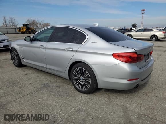 ✅ 2019 BMW 5 Series 530e • VIN: WBAJA9C56KB398574 • Лот: 93651345. Опубликован ранее на Copart с пробегом 95 434 миль. Бесплатный доступ к архиву аукционных продаж из США и подробный отчёт об истории автомобиля на DreamBid. Изображение 2.