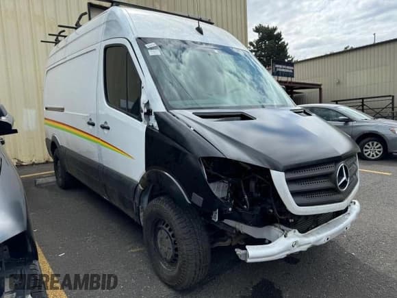 ✅ 2016 Mercedes-Benz Sprinter Cargo • VIN: WD3PE7DD6GP339069 • Lot: 81203334. Wystawiony na Copart z przebiegiem 53 121 mil. Bezpłatny archiwum sprzedaży aukcyjnych z USA i szczegółowy raport historii pojazdu na DreamBid. Zdjęcie 1.