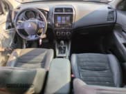 ✅ 2023 Mitsubishi Outlander ES • VIN: JA4ARUAUXPU012964 • Lot: 64581805. Wystawiony na Copart z przebiegiem 17 637 mil. Bezpłatny archiwum sprzedaży aukcyjnych z USA i szczegółowy raport historii pojazdu na DreamBid. Zdjęcie 8.