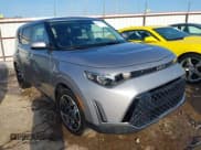 ✅ 2025 Kia Soul EX • VIN: KNDJ33AU8S7923691 • Lot: 42028110. Wystawiony na IAAI z przebiegiem 3 791 mil. Bezpłatny archiwum sprzedaży aukcyjnych z USA i szczegółowy raport historii pojazdu na DreamBid. Zdjęcie 1.