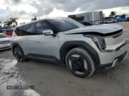 ✅ 2024 Kia EV9 Light Short Range • VIN: KNDAA5S29R6020898 • Lot: 85719375. Wystawiony na Copart z przebiegiem 22 088 mil. Bezpłatny archiwum sprzedaży aukcyjnych z USA i szczegółowy raport historii pojazdu na DreamBid. Zdjęcie 4.