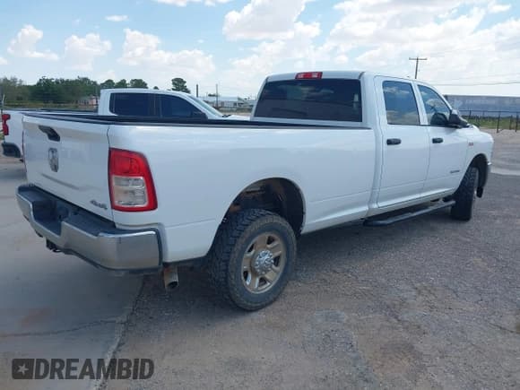 ✅ 2022 Ram 2500 Tradesman • VIN: 3C6UR5HJ3NG129846 • Lot: 43115859. Wystawiony na IAAI z przebiegiem 150 916 mil. Bezpłatny archiwum sprzedaży aukcyjnych z USA i szczegółowy raport historii pojazdu na DreamBid. Zdjęcie 4.