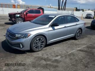 ✅ 2023 Volkswagen Jetta Sport • VIN: 3VWBM7BU8PM041390 • Lot: 80703225. Wystawiony na Copart z przebiegiem 7 176 mil. Bezpłatny archiwum sprzedaży aukcyjnych z USA i szczegółowy raport historii pojazdu na DreamBid. Zdjęcie 1.