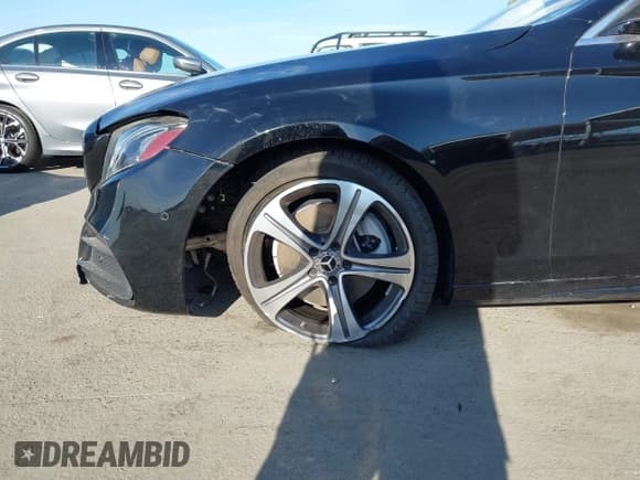 ✅ 2018 Mercedes-Benz E 300 • VIN: WDDZF4KBXJA394085 • Lot: 43230151. Wystawiony na IAAI z przebiegiem 56 800 mil. Bezpłatny archiwum sprzedaży aukcyjnych z USA i szczegółowy raport historii pojazdu na DreamBid. Zdjęcie 6.