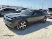 2013 Dodge Challenger SXT z VIN 2C3CDYAGXDH591441, wystawiony jako Copart lot #71681964 z przebiegiem 174 043 mil mil oraz Czysty tytuł • Clean title. Historia ofert i sprzedaży dostępna na DreamBid. Obrazek 1.