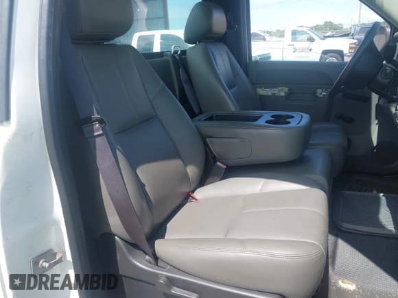 ✅ 2013 Chevrolet Silverado 2500HD Work Truck • VIN: 1GC0CVCG7DF156942 • Lot: 42725390. Wystawiony na IAAI z przebiegiem 177 154 mil. Bezpłatny archiwum sprzedaży aukcyjnych z USA i szczegółowy raport historii pojazdu na DreamBid. Zdjęcie 8.