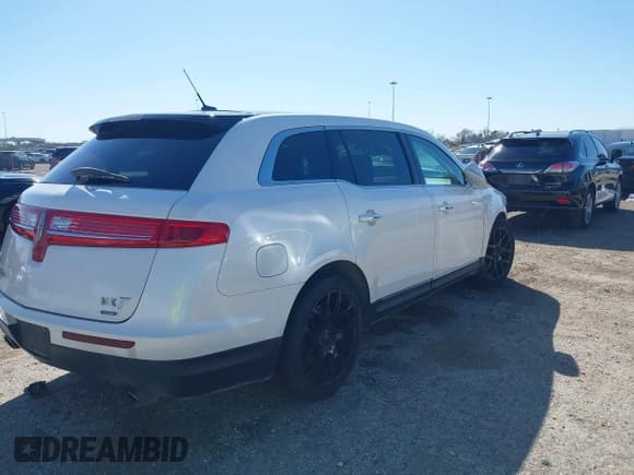 ✅ 2016 Lincoln MKT EcoBoost • VIN: 2LMHJ5AT0GBL00877 • Lot: 41722584. Listed on IAAI with 148,585 mi. Free auction sales archive from the USA and detailed vehicle history report at DreamBid. Image 4.