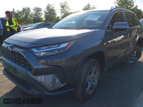 ✅ 2022 Toyota RAV4 XLE • VIN: 2T3W1RFV3NC196552 • Lot: 43136826. Wystawiony na IAAI z przebiegiem 26 833 mil. Bezpłatny archiwum sprzedaży aukcyjnych z USA i szczegółowy raport historii pojazdu na DreamBid. Zdjęcie 2.