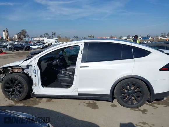✅ 2022 Tesla Model X Plaid • VIN: 7SAXCBE63NF337529 • Lot: 42066904. Wystawiony na IAAI z przebiegiem 56 933 mil. Bezpłatny archiwum sprzedaży aukcyjnych z USA i szczegółowy raport historii pojazdu na DreamBid. Zdjęcie 15.