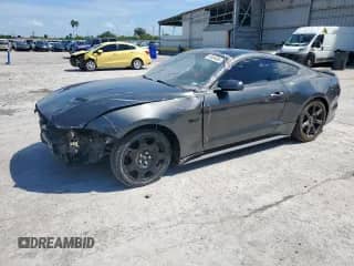 2020 Ford Mustang GT z VIN 1FA6P8CF4L5124483, wystawiony jako Copart lot #80494385 z przebiegiem 51 084 mil mil oraz Szkoda całkowita • Salvage title. Historia ofert i sprzedaży dostępna na DreamBid. Obrazek 1.
