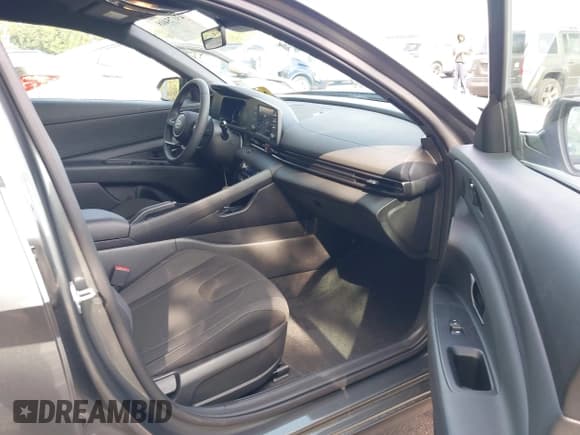 ✅ 2025 Hyundai Elantra SEL Sport • VIN: KMHLM4DG7SU917086 • Lot: 43175408. Listed on IAAI with 4,175 mi. Free auction sales archive from the USA and detailed vehicle history report at DreamBid. Image 5.