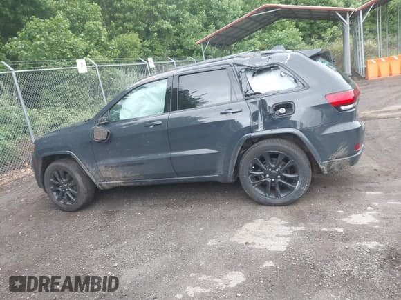 ✅ 2017 Jeep Grand Cherokee Altitude • VIN: 1C4RJFAG9HC895730 • Lot: 42323325. Listed on IAAI with 113,136 mi. Free auction sales archive from the USA and detailed vehicle history report at DreamBid. Image 14.