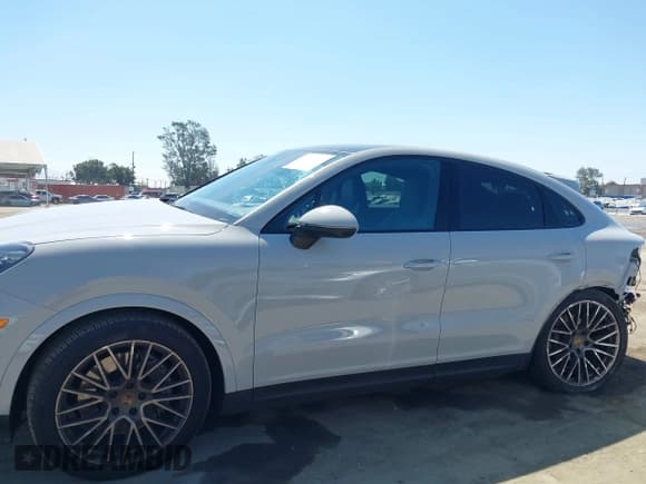 ✅ 2022 Porsche Cayenne • VIN: WP1BA2AY7NDA49863 • Лот: 42642357. Опубликован ранее на IAAI с пробегом 28 240 миль. Бесплатный доступ к архиву аукционных продаж из США и подробный отчёт об истории автомобиля на DreamBid. Изображение 15.