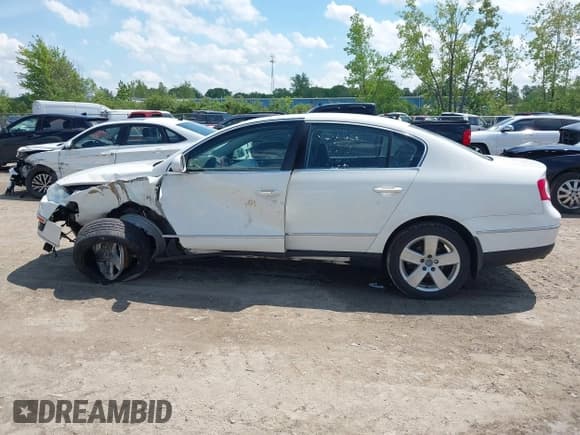 ✅ 2009 Volkswagen Passat Komfort • VIN: WVWJK93C99P057116 • Lot: 42277771. Listed on IAAI with Not provided. Free auction sales archive from the USA and detailed vehicle history report at DreamBid. Image 14.
