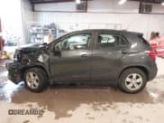 ✅ 2020 Chevrolet Trax LS • VIN: 3GNCJKSB6LL260650 • Lot: 43568393. Wystawiony na IAAI z przebiegiem 14 828 mil. Bezpłatny archiwum sprzedaży aukcyjnych z USA i szczegółowy raport historii pojazdu na DreamBid. Zdjęcie 14.