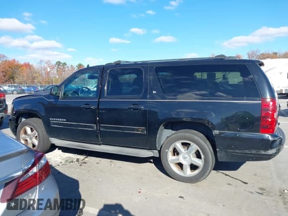 ✅ 2013 Chevrolet Suburban LT • VIN: 1GNSCJE0XDR292554 • Лот: 43662748. Опубликован ранее на IAAI с пробегом 233 084 миль. Бесплатный доступ к архиву аукционных продаж из США и подробный отчёт об истории автомобиля на DreamBid. Изображение 14.