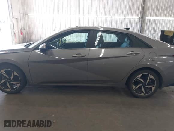 2023 Hyundai Elantra Limited z VIN KMHLN4AJ8PU051936, wystawiony jako IAAI lot #43202140 z przebiegiem 55 720 mil mil oraz . Historia ofert i sprzedaży dostępna na DreamBid. Obrazek 14.