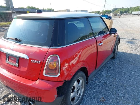 ✅ 2008 MINI Hardtop • VIN: WMWMF33538TU66036 • Lot: 42665945. Wystawiony na IAAI z przebiegiem 230 942 mil. Bezpłatny archiwum sprzedaży aukcyjnych z USA i szczegółowy raport historii pojazdu na DreamBid. Zdjęcie 4.
