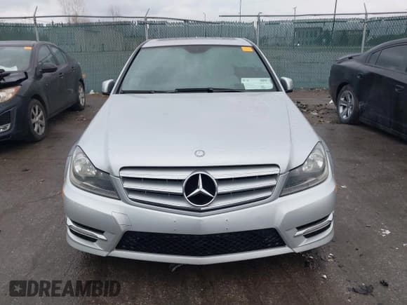 ✅ 2012 Mercedes-Benz C 300 Sport • VIN: WDDGF8BB9CR192390 • Lot: 43807856. Wystawiony na IAAI z przebiegiem 210 256 mil. Bezpłatny archiwum sprzedaży aukcyjnych z USA i szczegółowy raport historii pojazdu na DreamBid. Zdjęcie 12.