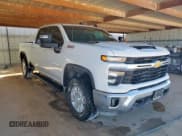 ✅ 2024 Chevrolet Silverado 2500HD LT • VIN: 1GC4YNE74RF239171 • Лот: 90011025. Опубликован ранее на Copart с пробегом 22 902 миль. Бесплатный доступ к архиву аукционных продаж из США и подробный отчёт об истории автомобиля на DreamBid. Изображение 4.